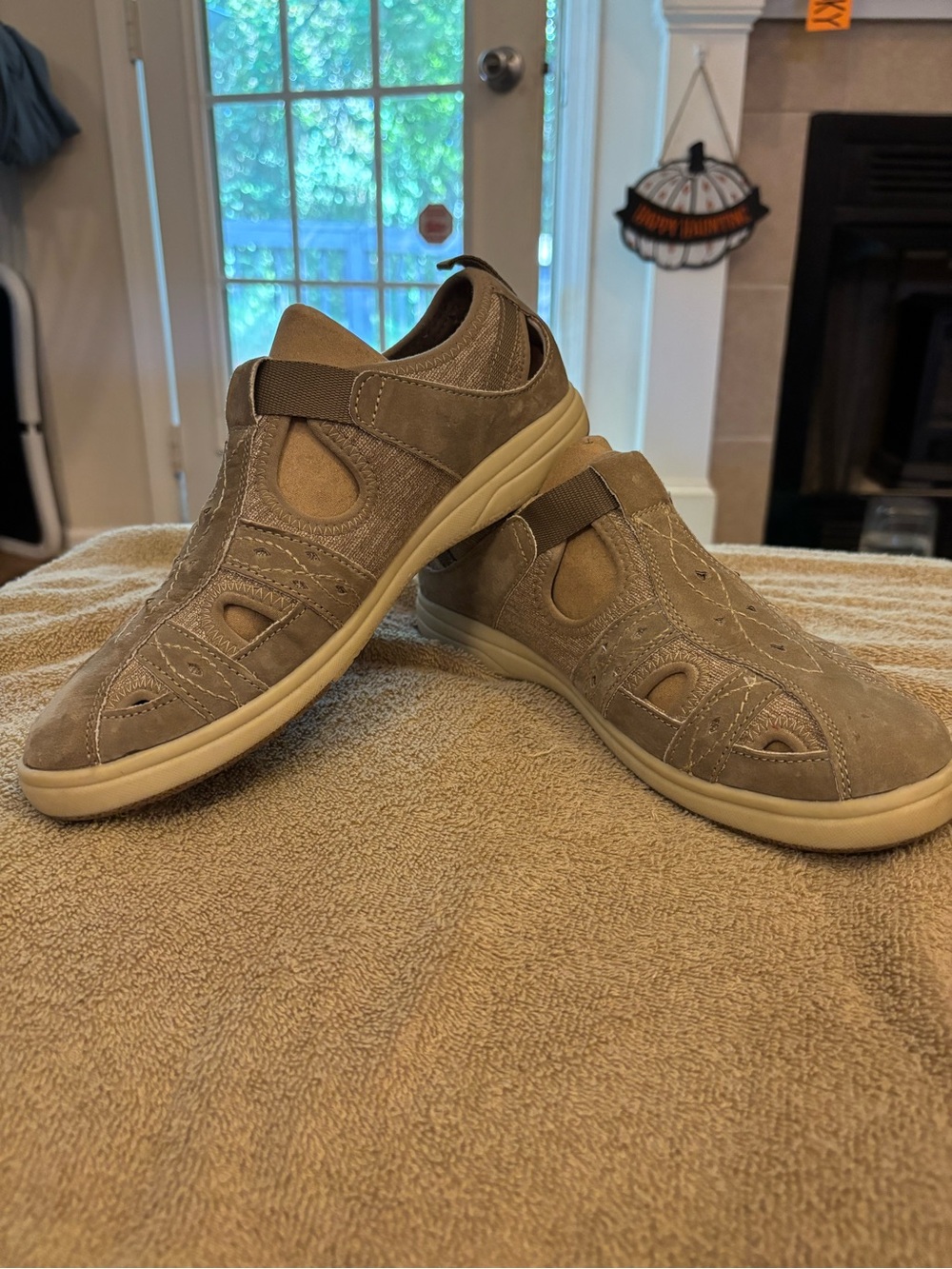 Earth Origin Casual Slip-On Women’s Walking Shoes in Light Brown Sz 10W